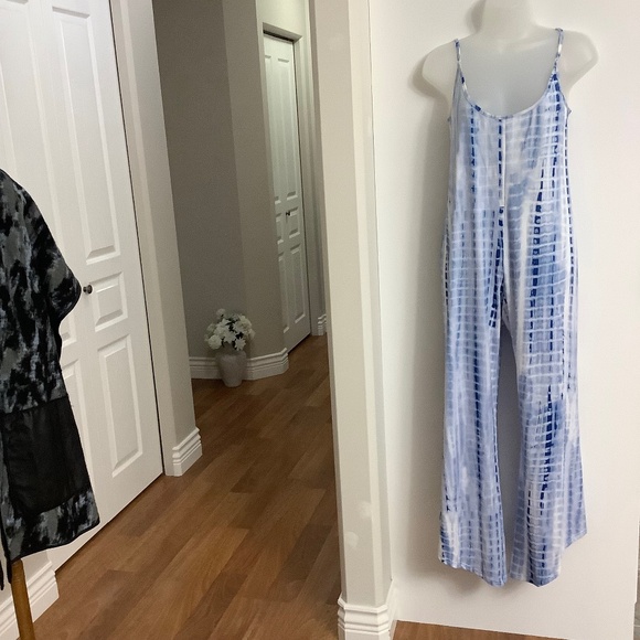 New Jumpsuit w pockets Fits Medium - Picture 1 of 5